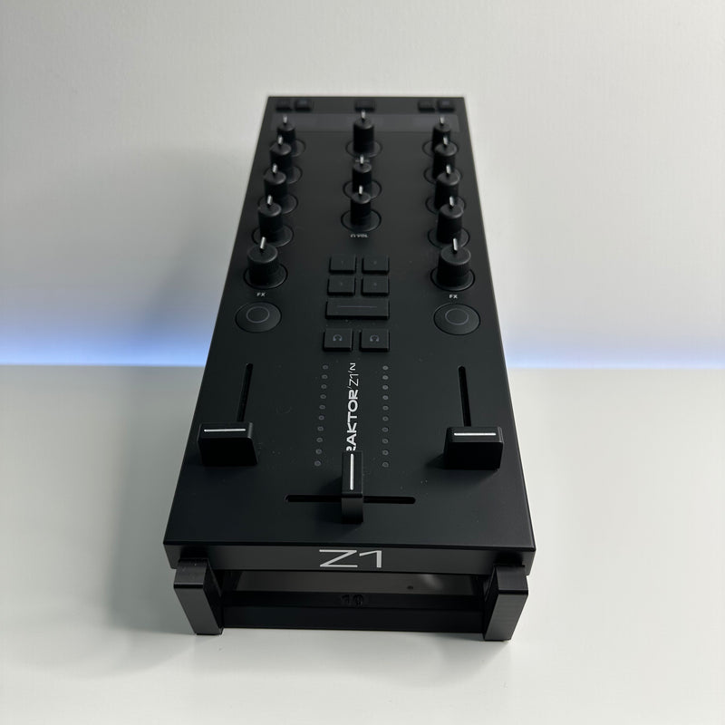 Testing a Deckra stand with Traktor Z1/X1 by Native instruments